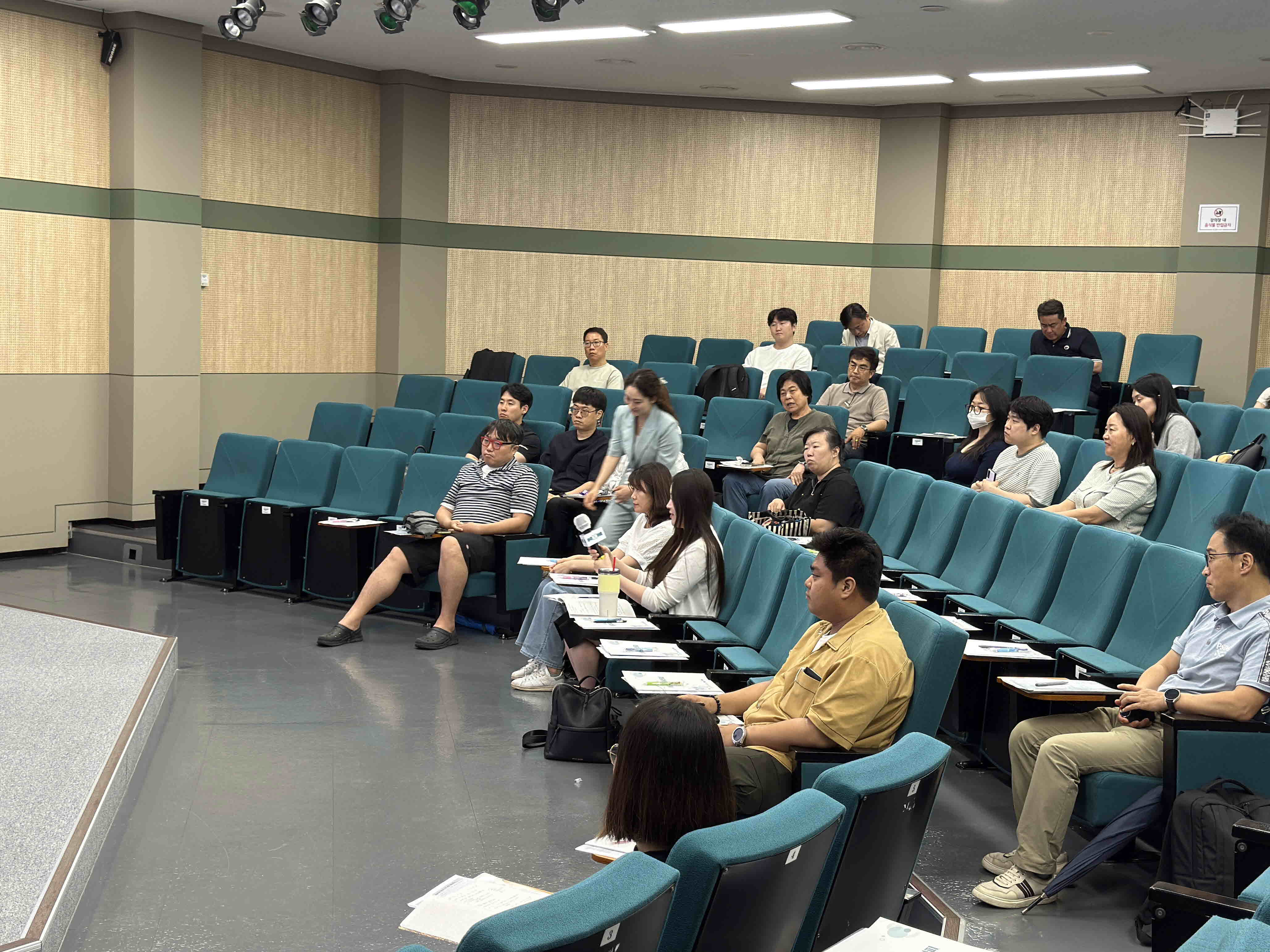 [기업정신건강교육(중소벤처기업연수원) 현장사진] 질문하는 청중 사이에서 마이크를 넘겨주는 진행자